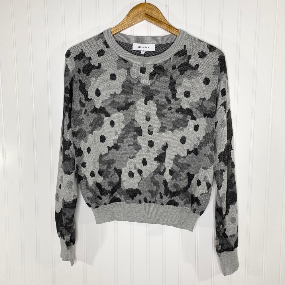 John + Jenn Camo Floral Sweater Size Small NWT